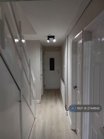 4 bedroom semi-detached house to rent - Photo 5