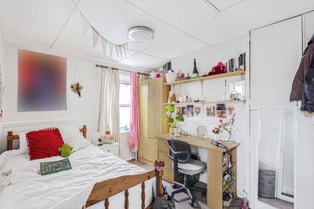 Harvest Road, Englefield Green, Egham, Surrey, TW20 0QS - Photo 2