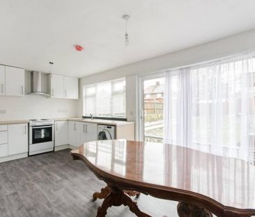 4 bedroom semi-detached house to rent - Photo 6