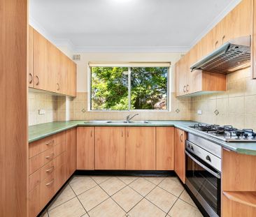 Beautifully Renovated Apartment ** Available 10/12/25 ** - Photo 3