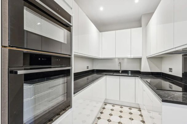 2 bedroom flat in London - Photo 1