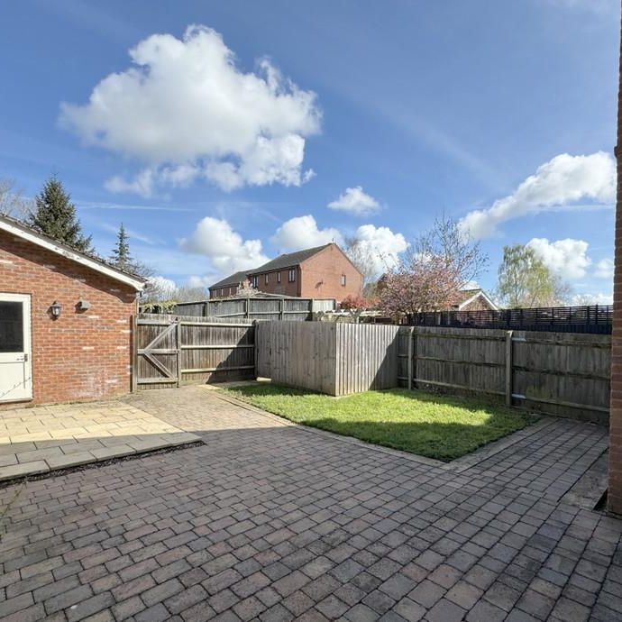 4 bedroom link detached house to rent - Photo 1