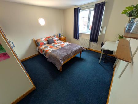 1 bedroom in a house share to rent - Photo 2