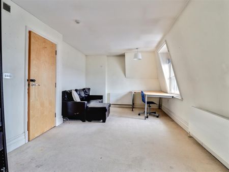 3 Bedroom Flat / Apartment to let - Photo 5