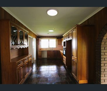 4-BEDROOM FAMILY HOME WITH GARAGE & SECURE YARD - Photo 6