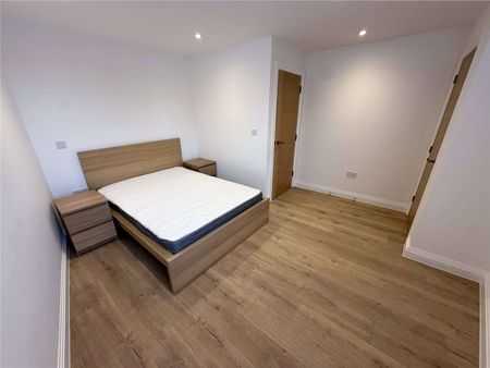 A newly converted 1 bedroom apartment to rent at Market Place in the heart of Reading's town centre. Having been superbly converted, offering a very high standard of presentation throughout. - Photo 4