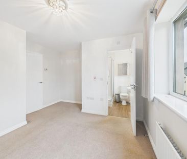 3 bedroom end of terrace house to rent - Photo 4