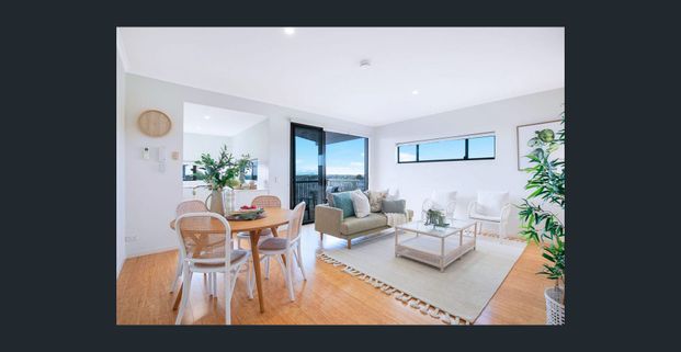 Modern Top-Floor Apartment with Stunning Views and Prime Location - Photo 1