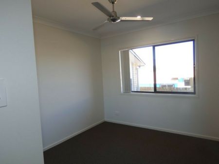 4 bedroom split level family home located in Coomera. - Photo 3