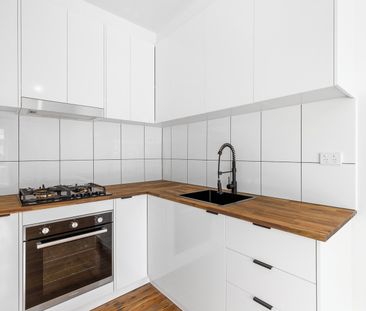 LIGHT AND WELL PRESENTED 1 BEDROOM UNIT - Photo 1
