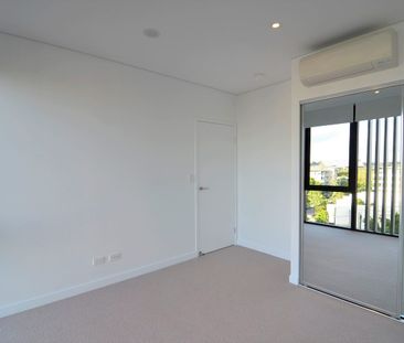 2-bedroom, 2-bathroom apartment with views of the Gateway Bridge! - Photo 4