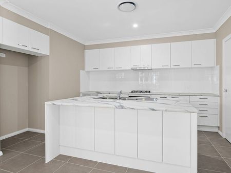 Bright, modern 4 bedroom home - Photo 3