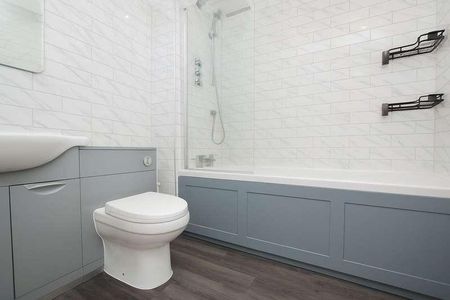 Kingswood Close, Camberley, Surrey, GU15 - Photo 3