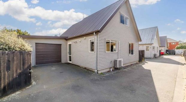 Sunny and close to CBD - Photo 1