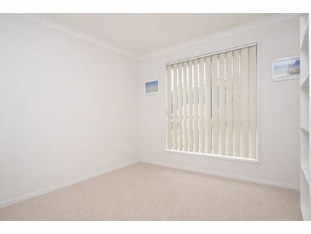 Spacious Family Home with Air Conditioning & Large Fenced Yard - Photo 4