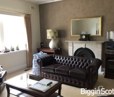Spacious Family Home in Prime Camberwell Location - Photo 2