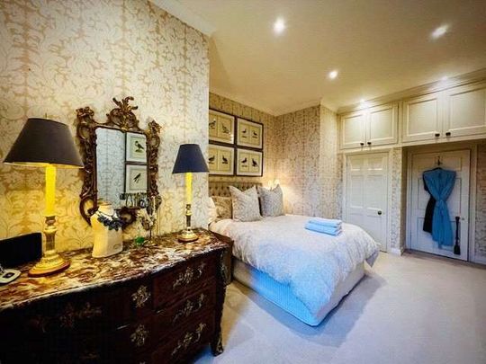 Short Let - Forming part of the Grade I listed building and set in fifty acres of gardens and grounds, this stunning furnished apartment offers grand accommodation. - Photo 1