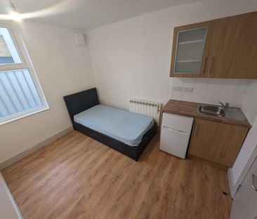 Room in a Shared Flat, Woodville Road, CR7 - Photo 2
