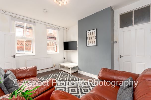 Modern & Stylish Living. Huge Rooms! CV31 Room 7 - Photo 1