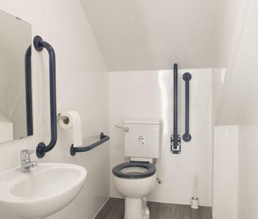 1 bedroom in a house share to rent - Photo 2