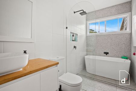 Sophisticated Coastal Haven In Luxe Location - Photo 3