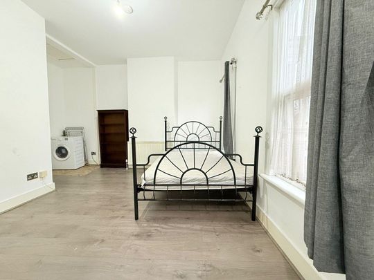 Self contained studio flat close to Ilford station- £1000 PCM - Photo 1