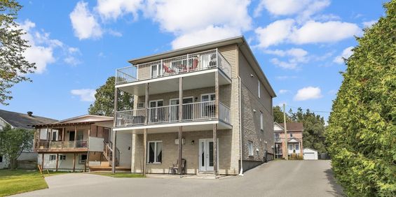 Lumineux Et Grand Appartement 4 1/2 - Photo 3