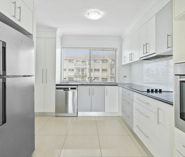 TWO LEVEL TOWNHOUSE - WALK TO BEACH! - Photo 4