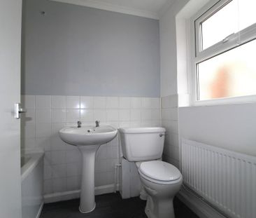 2 bedroom end of terrace house to rent - Photo 2