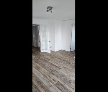 2 Bed Flat, Redding House, SE18 - Photo 2