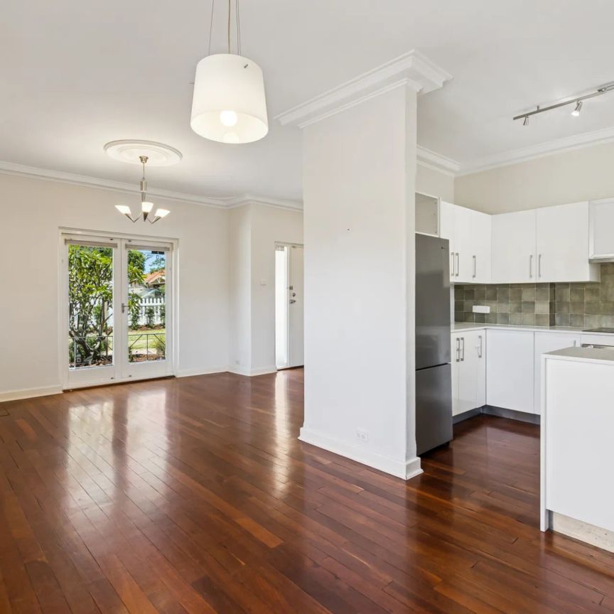 White picket charmer with modern comforts - Photo 1