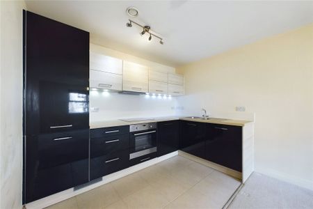 2 bedroom Flat in Whitton House, Wokingham - Photo 3
