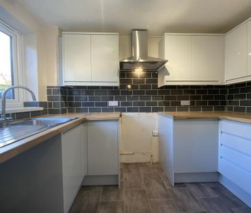 2 bedroom end of terrace house to rent - Photo 3