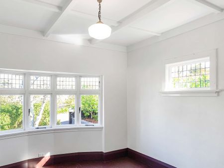 Exquisite 1920s bungalow is nestled in Remuera! - Photo 3