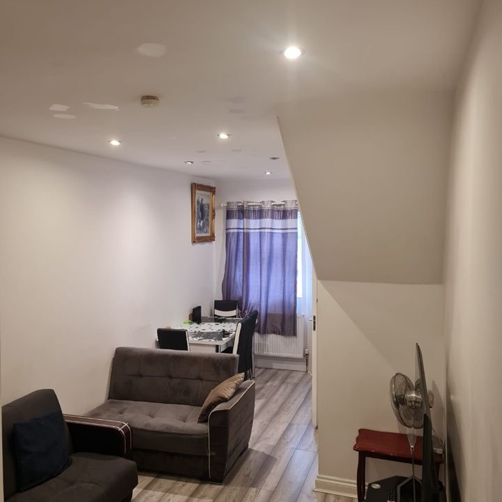 Room in a Shared House, Roman Road, E6 - Photo 1