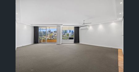 Expansive riverfront apartment for a 6 month lease - Photo 3