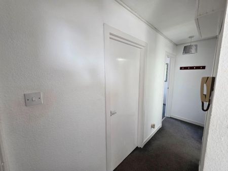3 bedroom flat to rent - Photo 3