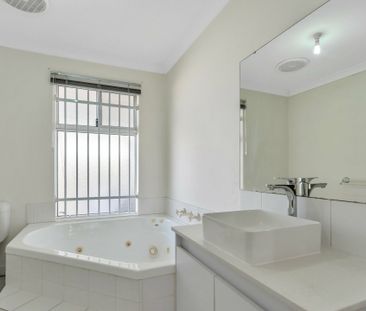 Spacious 4 Bedroom Family Home in Prime Location - Photo 6