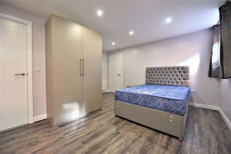 2 bedroom Flat in Cardigan Road, Leeds - Photo 3