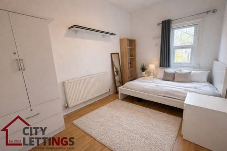 5 bedroom flat to rent - Photo 4