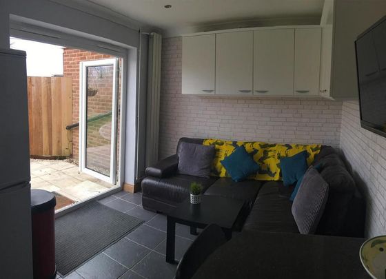 1 bedroom in a house share to rent - Photo 1