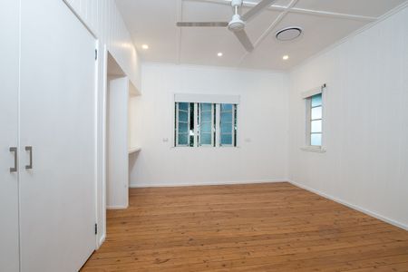 Spacious Family Home with Stunning Views - Electricity Included - Photo 5