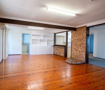 Three Bedroom Family Home - Photo 2