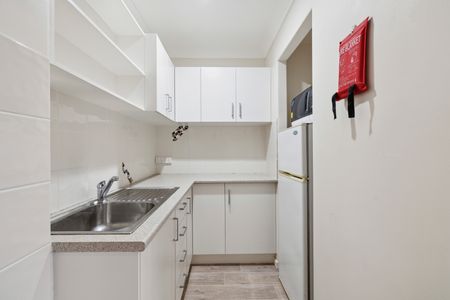 One bedroom flat with utilities & lawn mowing included - Photo 4