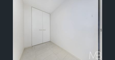 BRIGHT EXECUTIVE APARTMENT IN PRIME RIVERSIDE LOCATION - Photo 3