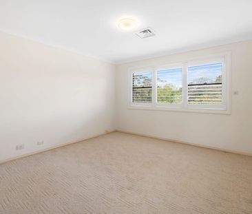 Spacious Three-Bedroom Townhouse with Double Garage in Marsfield - Photo 4
