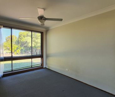 Spacious Three Bedroom House with Air Conditioning and Inground Pool - Photo 5