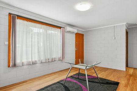 Immaculate Unit, Utilities Included - Photo 2