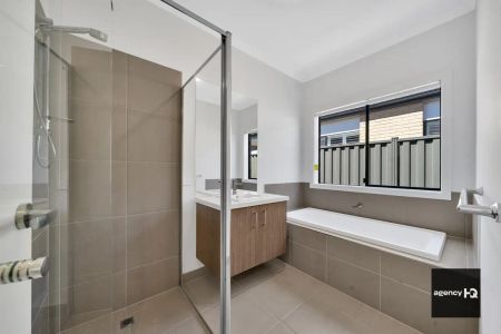 “Brand new Stunning Family Home with Modern Features” - Photo 2