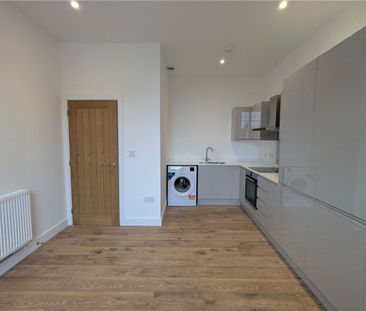 A lovely modern one bedroom flat close to the train station and cit... - Photo 3